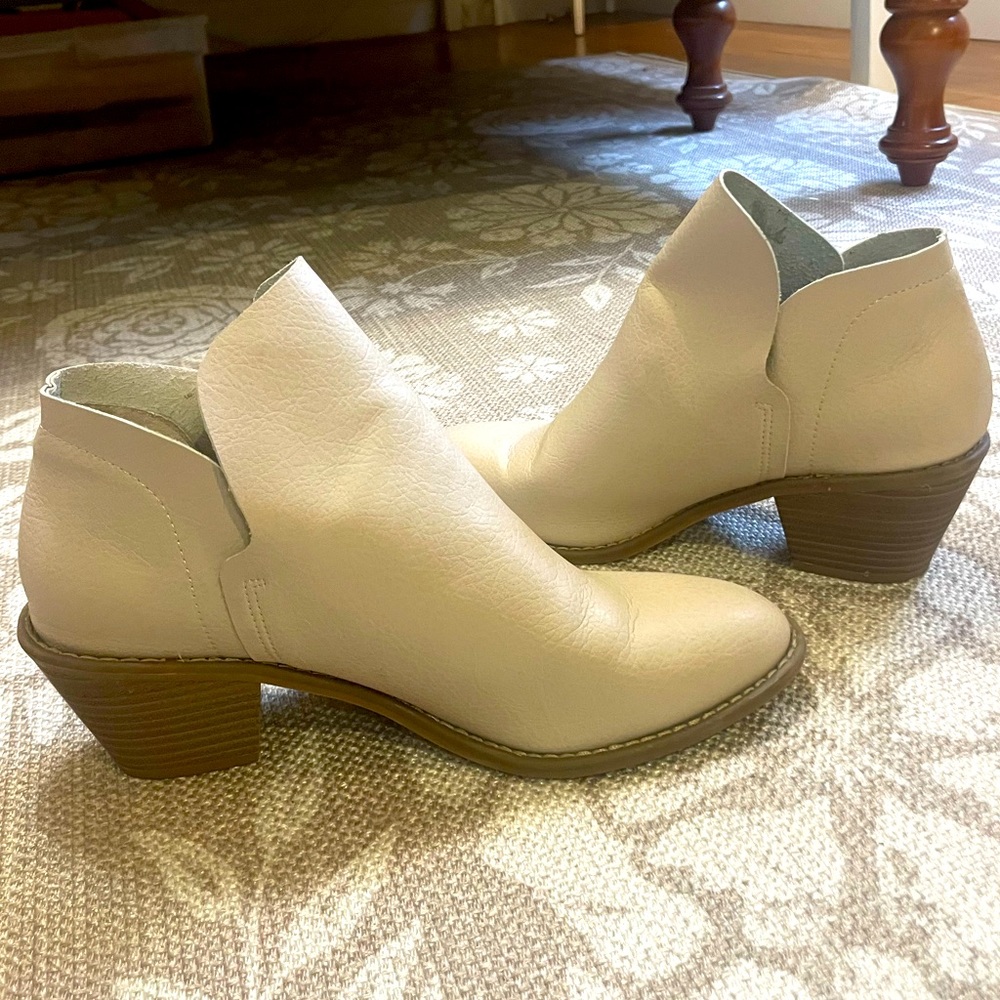 White leather boots, women’s size 8